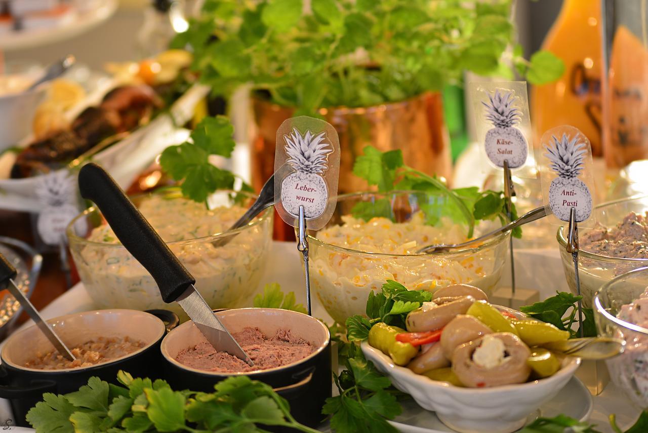 Emmerich Hotel Goerlitz Экстерьер фото A buffet with a selection of food